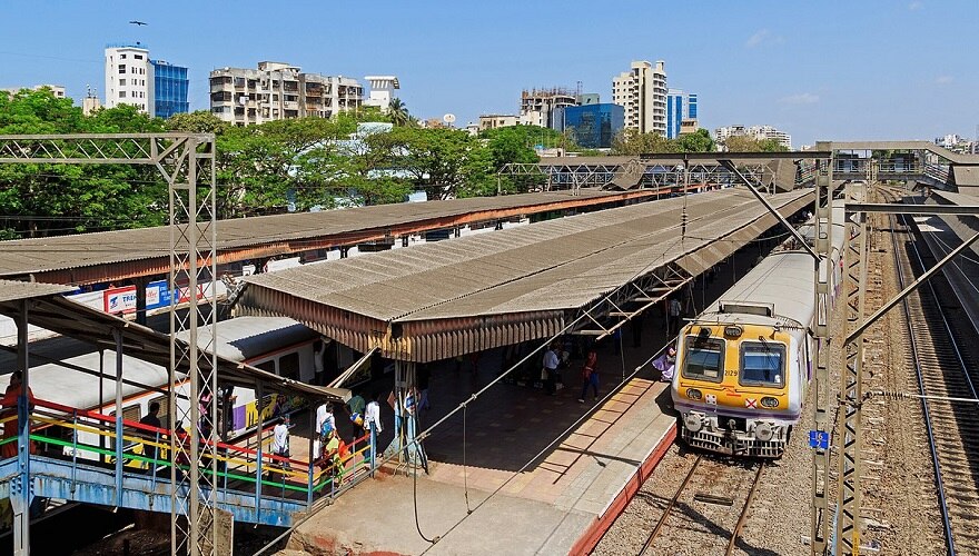 लड़की ने शादी का प्रस्ताव ठुकराया तो ट्रेन के आगे फेंकने की कोशिश की, दहला देगा वीडियो