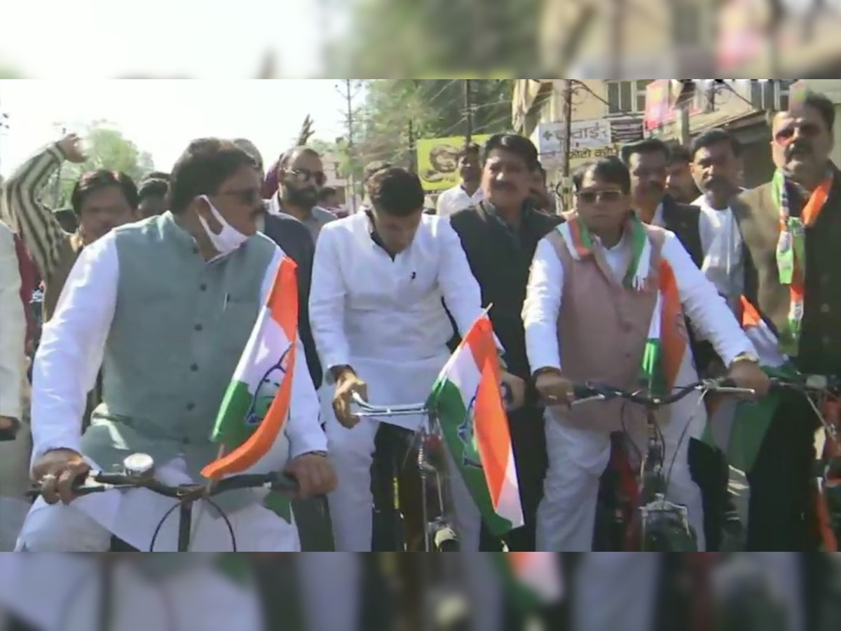 साइकिल से विधानसभा जाने के लिए निकले पीसी शर्मा और जीतू पटवारी. (PIC: ANI)