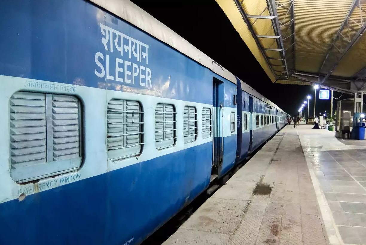 Indian Railway: होली से पहले स्पेशल ट्रेनें चलाएगा रेलवे, जानिए कहां से चलेंगी ट्रेनें