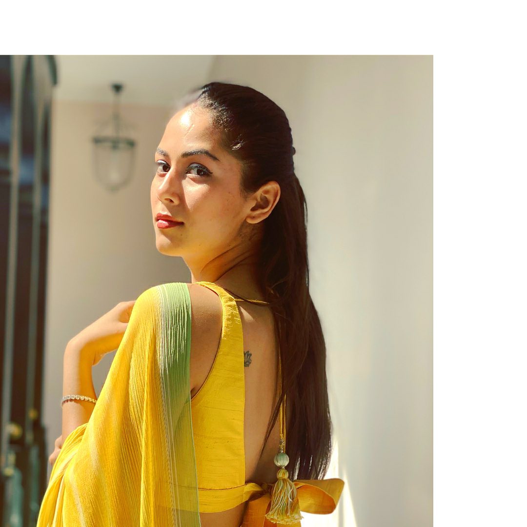 Shahid Kapoor Wife Mira Rajput Yellow Saree Is Perfect Mehendi Outfit Mira Rajput à¤ à¤¸ à¤¡ à¤® à¤¦ à¤ à¤¸ à¤ à¤à¤² à¤¶ à¤ à¤¦ à¤ à¤à¤ªà¤ à¤­ à¤ªà¤¸ à¤¦ à¤à¤à¤ à¤¯ à¤à¤µà¤¤ à¤° Hindi News Dueguen oencesi panjabi geleneklerine goere nikahlarini kiymayi tercih etmişler. shahid kapoor wife mira rajput yellow