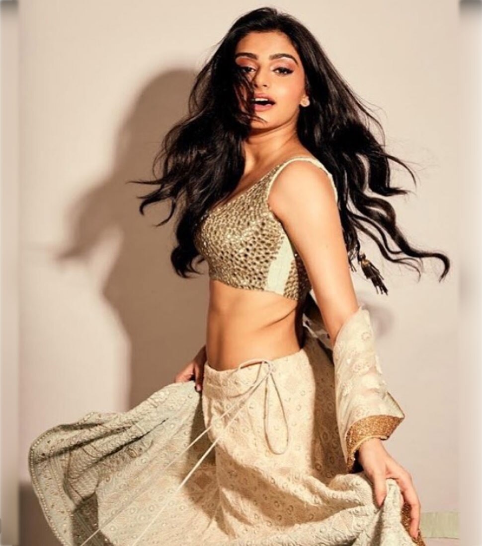 सोशल मीडिया पर हैं एक्टिव Bhagyashrees daughter Avantika Dassani