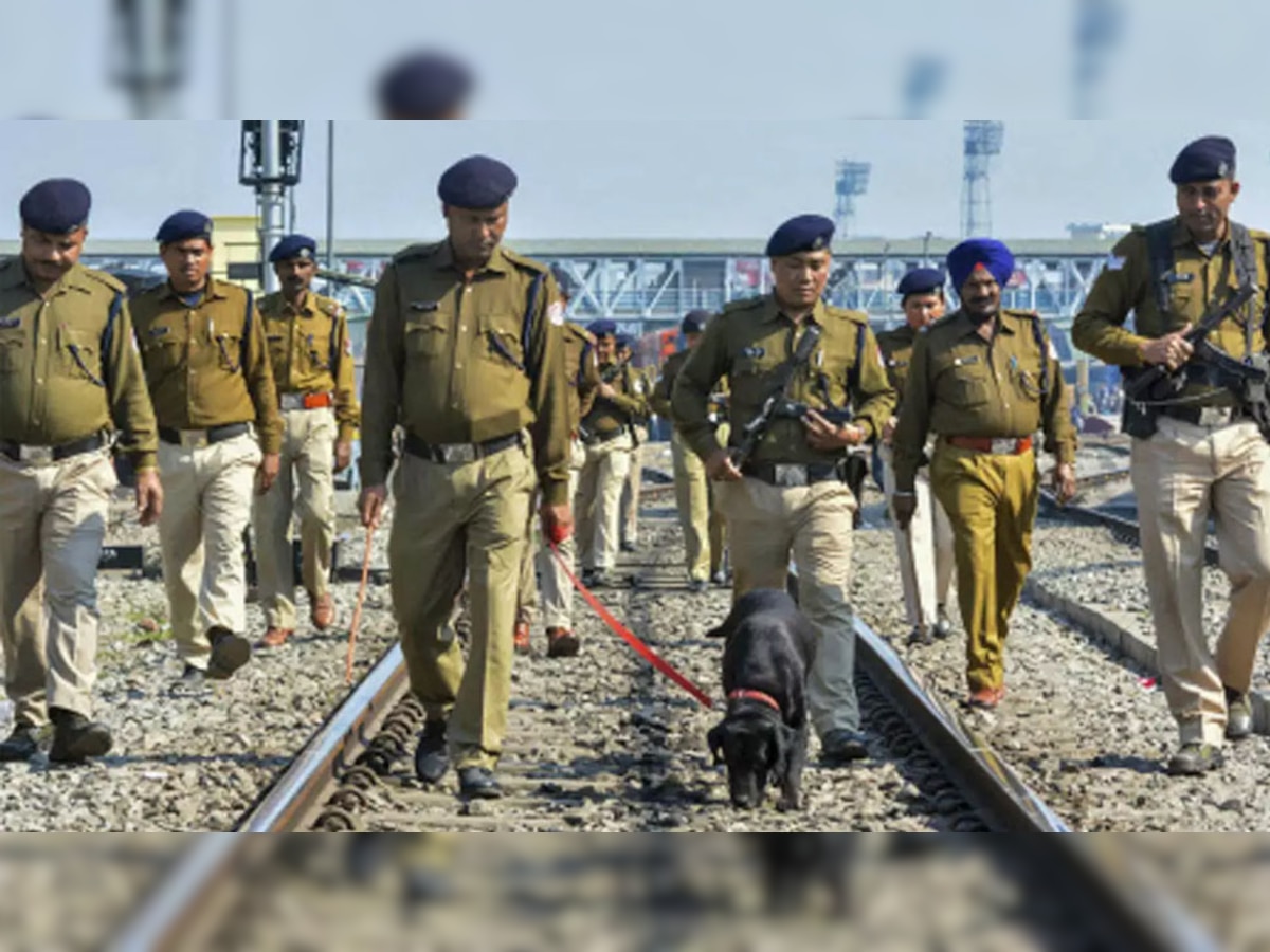 रेल पटरियों पर पेट्रोलिंग करते RPF के जवान