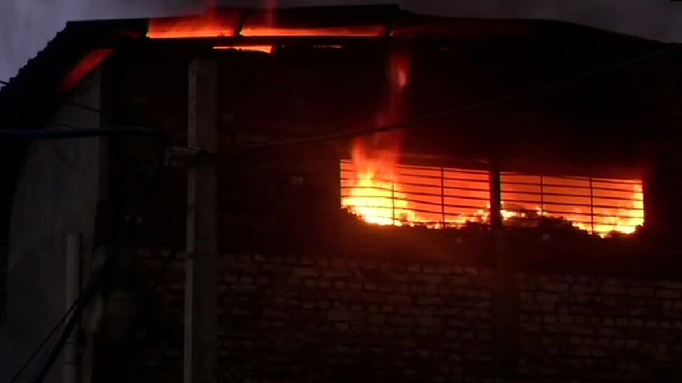 Delhi Fire: Factory fire, 16 fire brigade vehicles reached the spot Delhi Fire: Factory fire, 16 fire brigade vehicles reached the spot