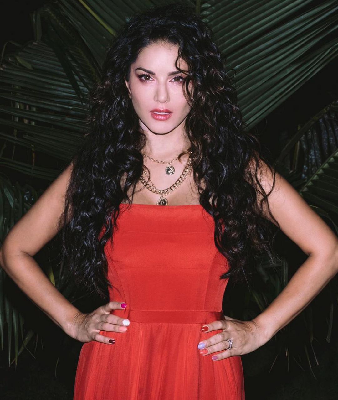 सनी लग रहीं हसीन Sunny Leone red gown look