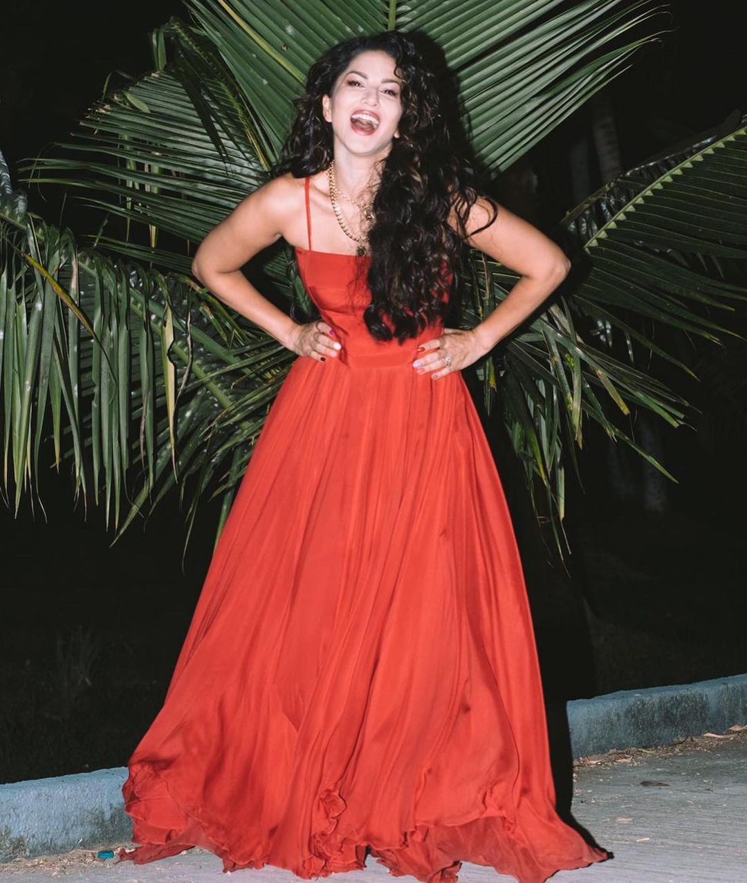 सनी लियोनी का क्लासिक मेकअप Sunny Leone red gown look