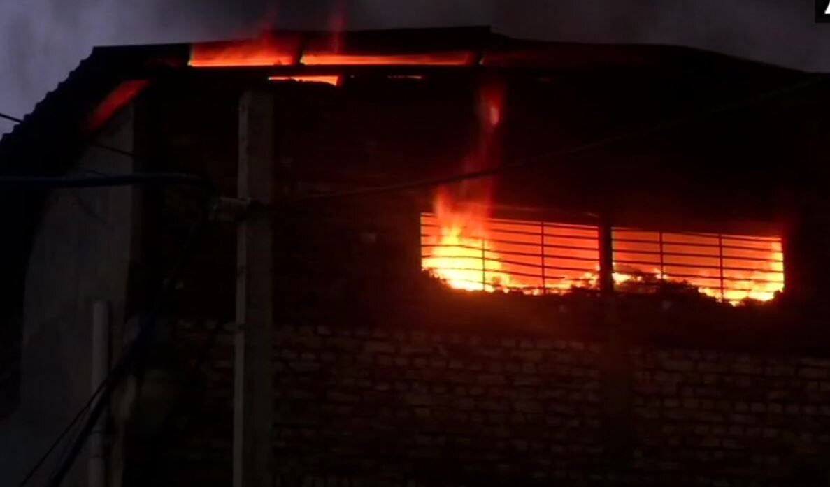 राजधानी दिल्ली के प्रतापनगर की फैक्ट्री में लगी आग, एक शव भी मिला