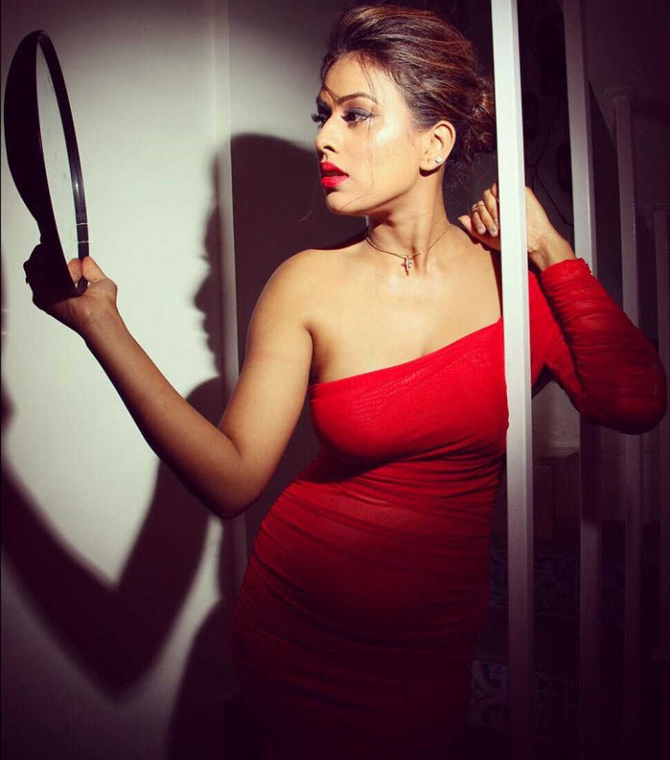 खूबसूरत अदाएं Nia Sharma in Red Dress