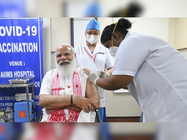 दिल्ली एम्स में कोरोना की वैक्सीन लगवाते हुए पीएम मोदी 