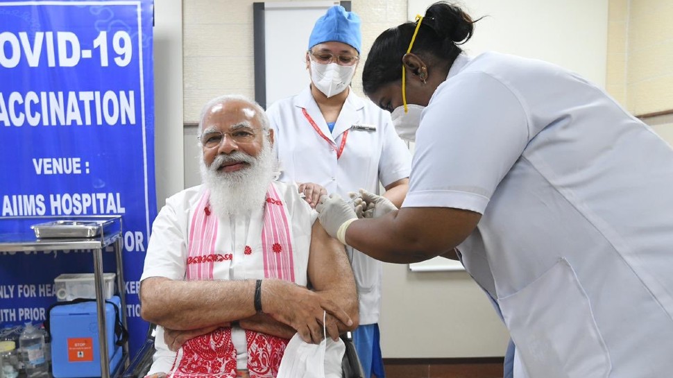 दिल्ली एम्स में कोरोना की वैक्सीन लगवाते हुए पीएम मोदी दिल्ली एम्स में कोरोना की वैक्सीन लगवाते हुए पीएम मोदी