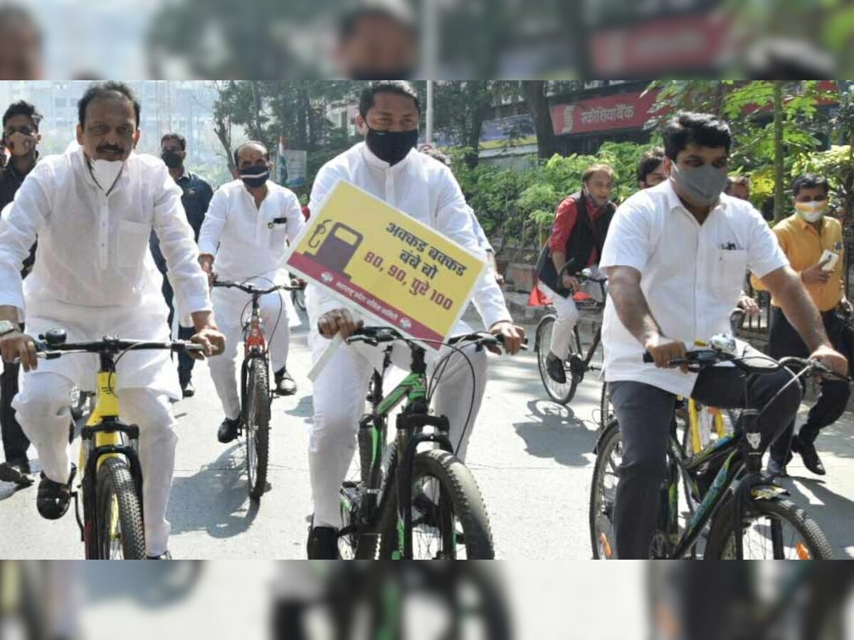 पेट्रोल-डीजल की बढ़ी कीमतों के विरोध में कांग्रेस की साइकिल रैली फोटो साभार: (ANI) 