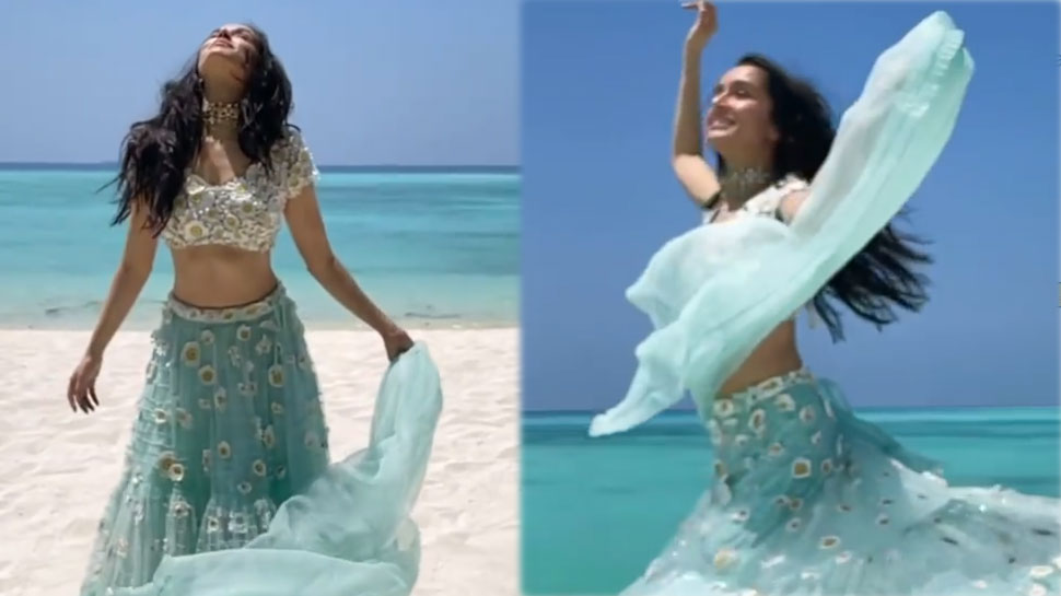 Shraddha Kapoor ने ब्लू लहंगे में मालदीव के बीच पर किया डांस, VIDEO हुआ VIRAL