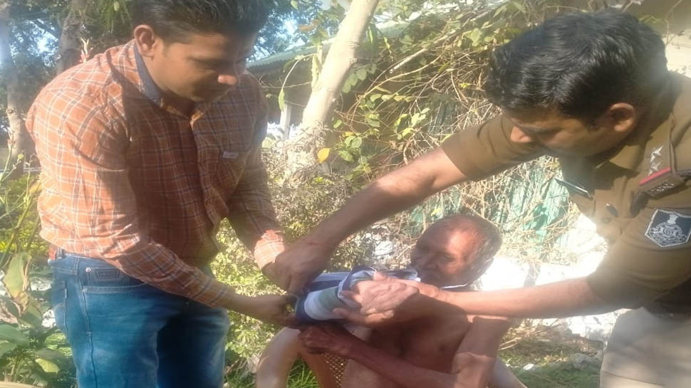 मानवता: जंगल में भूखे प्यासे पड़े थे बुजुर्ग, पुलिस वाले लेकर आए नहलाकर कपड़े बदलवाए मानवता: जंगल में भूखे प्यासे पड़े थे बुजुर्ग, पुलिस वाले लेकर आए नहलाकर कपड़े बदलवाए