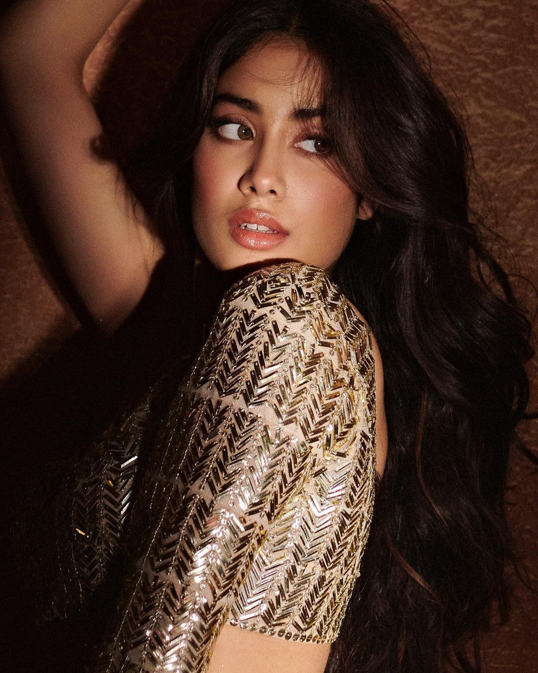 एक्सप्रेशन्स लग रहे कमाल Janhvi Kapoor golden dress