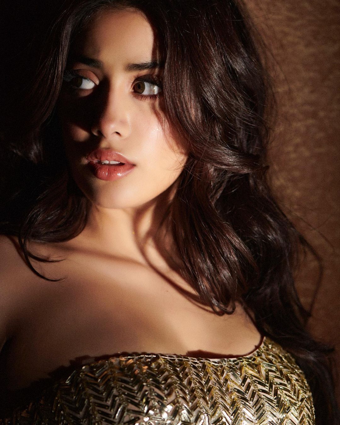 गोल्डेन आउटफिट में लग रहीं कमाल Janhvi Kapoor golden dress