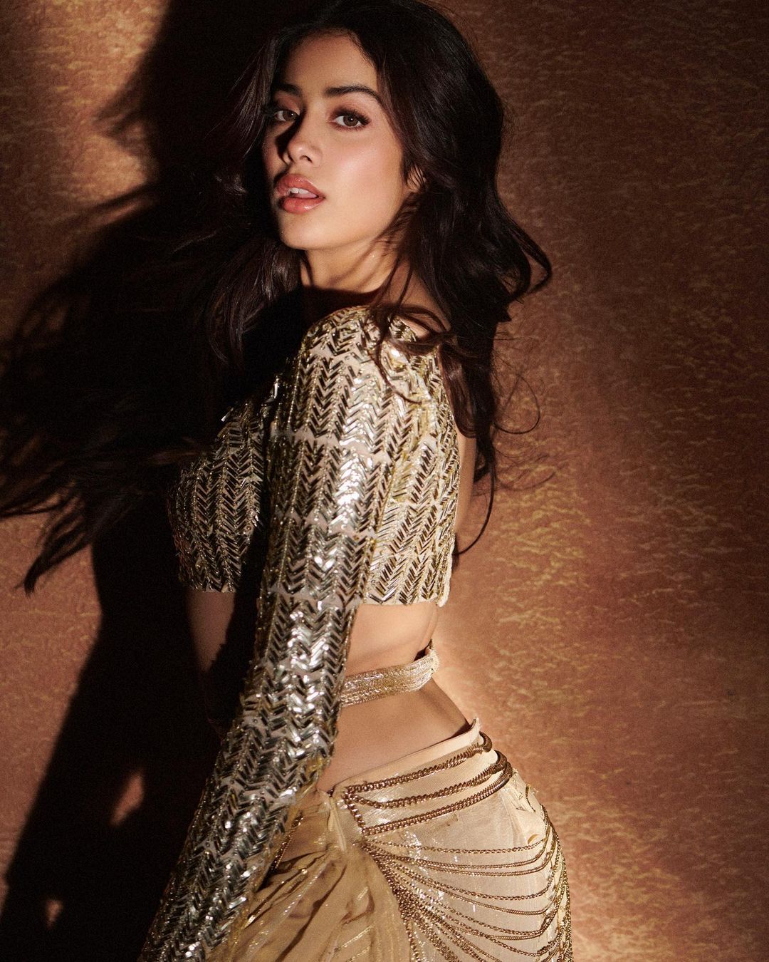 जाह्नवी ने दिया ऐसा कैप्शन Janhvi Kapoor golden dress