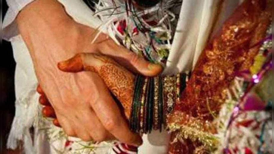 4 लड़कों के साथ भागी एक लड़की, पकड़े जाने पर शादी करने में हुई कंफ्यूज, फिर ऐसे हुआ फैसला