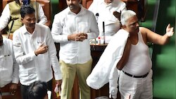 विधान सभा में कांग्रेस नेता ने उतारी अपनी शर्ट, इस बात का कर रहे थे विरोध