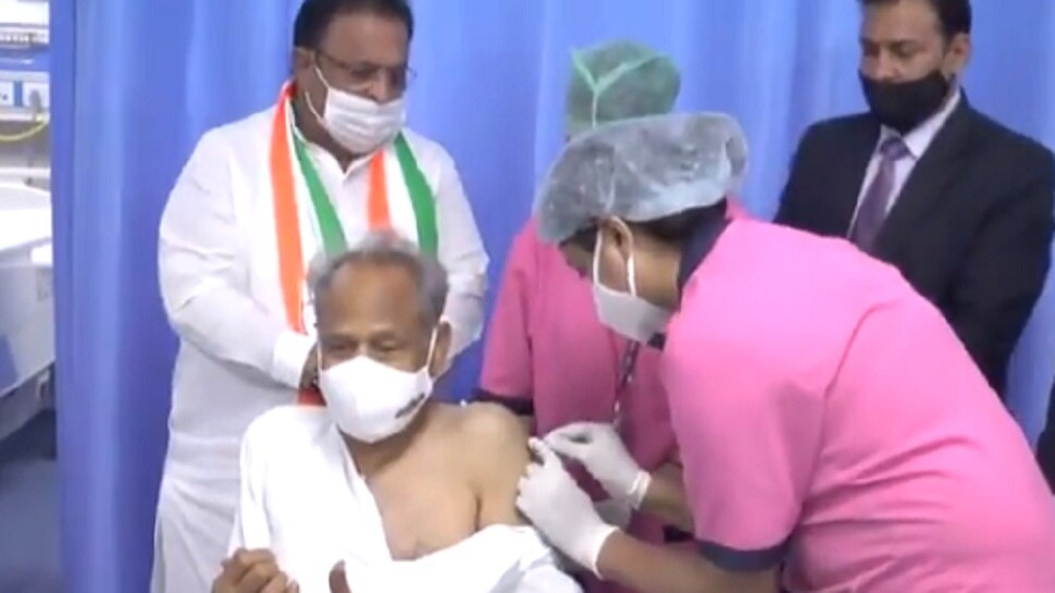 CM Ashok Gehlot took Corona vaccine said do not be afraid of Kovid vaccine  | CM Ashok Gehlot ने लिया कोरोना का टीका, कहा-कोविड वैक्सीन को लेकर डरें  नहीं | Hindi News,