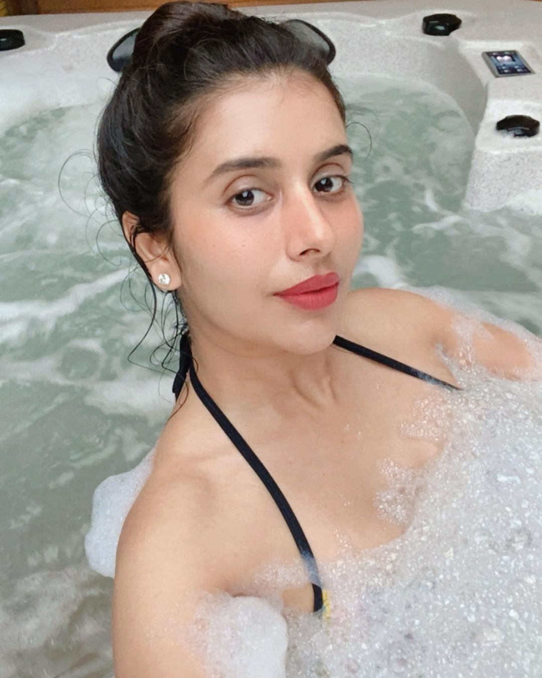 फैंस कर रहे चारू की फोटो पसंद Charu Asopa