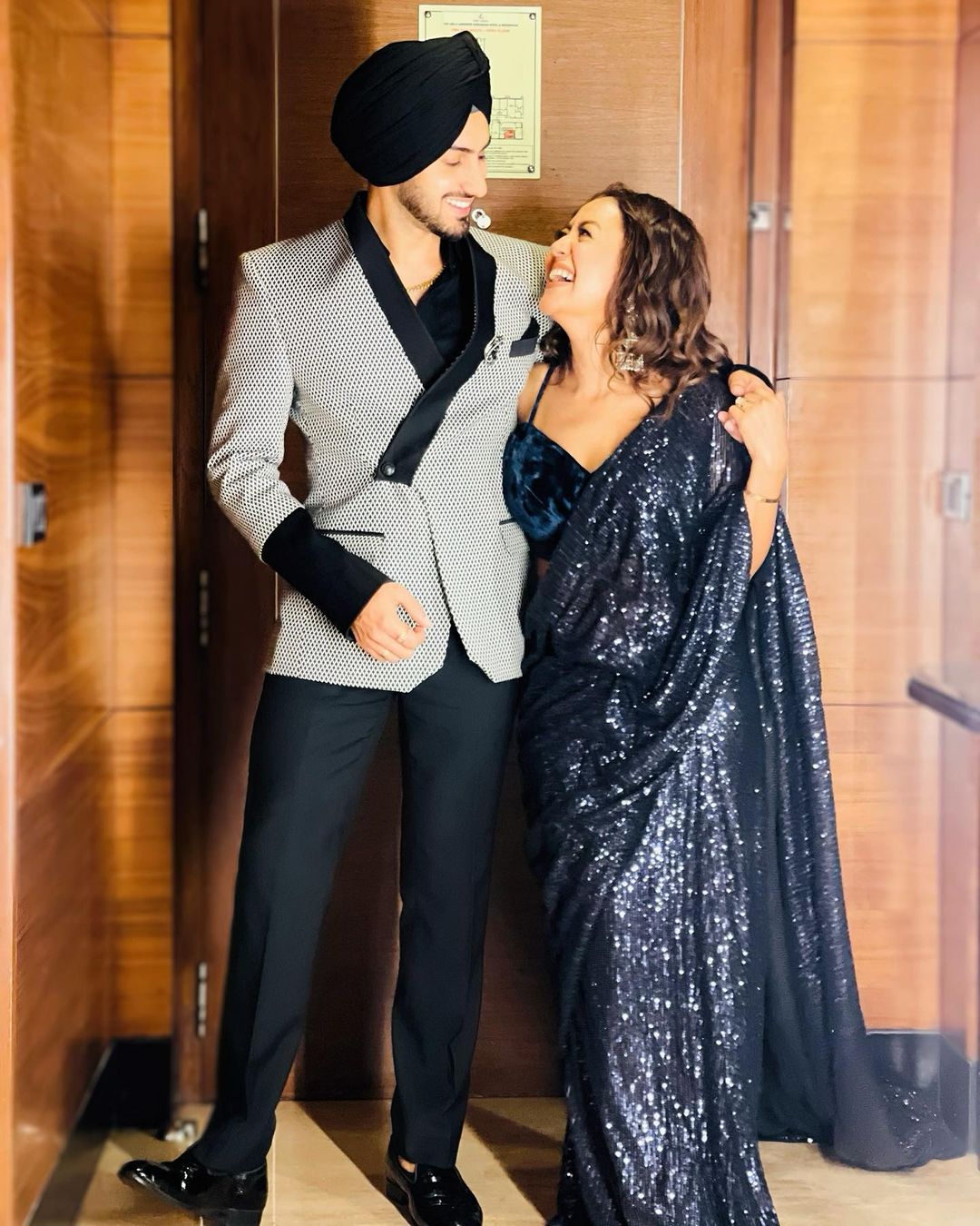 पति रोहनप्रीत के साथ जमी केमेस्ट्री Neha Kakkar Blue Sarees Photos