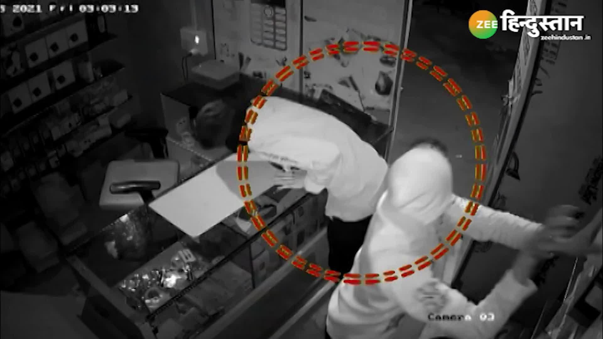Viral video of thief stealing mobile from shop worth 50 thousand caught ...
