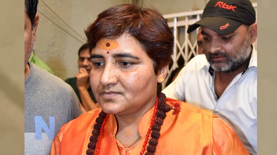 BJP एमपी Sadhvi Pragya की अचानक बिगड़ी तबीयत, स्टेट प्लेन से मुंबई रवाना