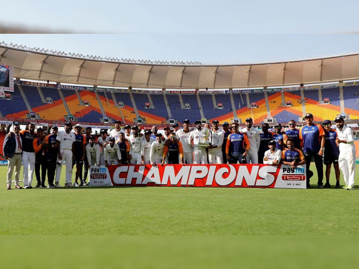 इंग्लैंड के खिलाफ टेस्ट सीरीज जीतने के बाद ट्रॉफी के साथ टीम इंडिया (फोटो-BCCI)