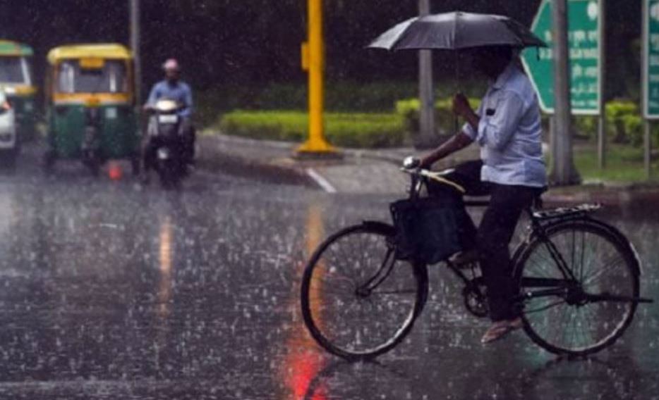 Weather Update: देश के कई राज्यों में तूफान के साथ बारिश के आसार, तापमान में आएगी कमी