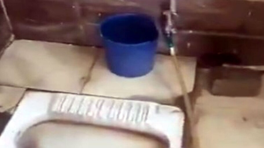 स्टेशन पर पिलाया जा रहा था Toilet का पानी, राज खुलने पर हुई ये कार्रवाई, देखिए VIDEO
