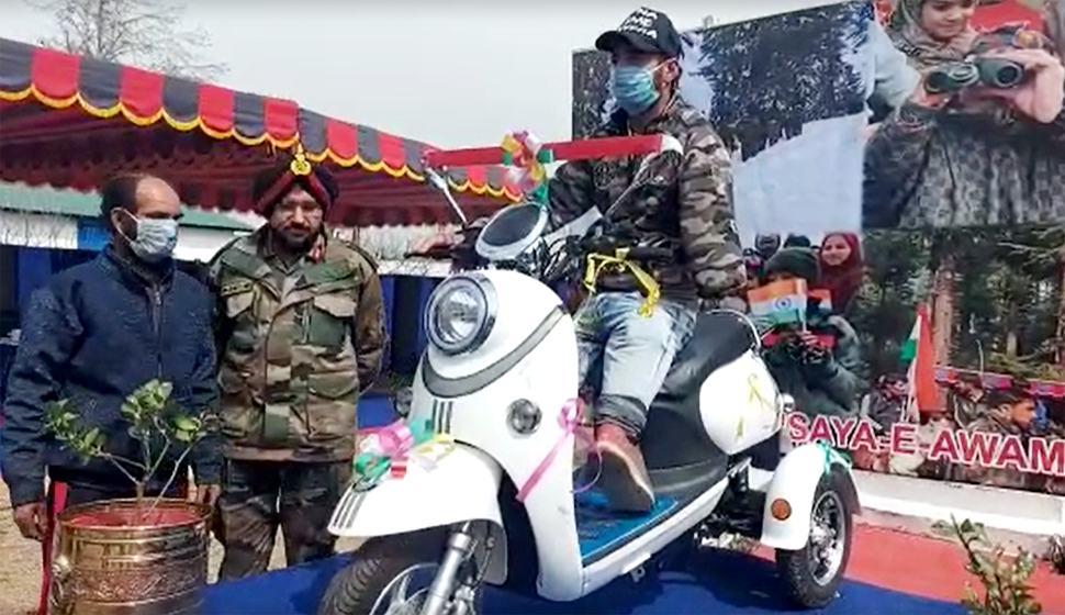 दिव्यांग बच्चे के लिए मसीहा बनी भारतीय फौज, पढ़ाई जारी रखने के लिए दिया ये तोहफा दिव्यांग बच्चे के लिए मसीहा बनी भारतीय फौज, पढ़ाई जारी रखने के लिए दिया ये तोहफा