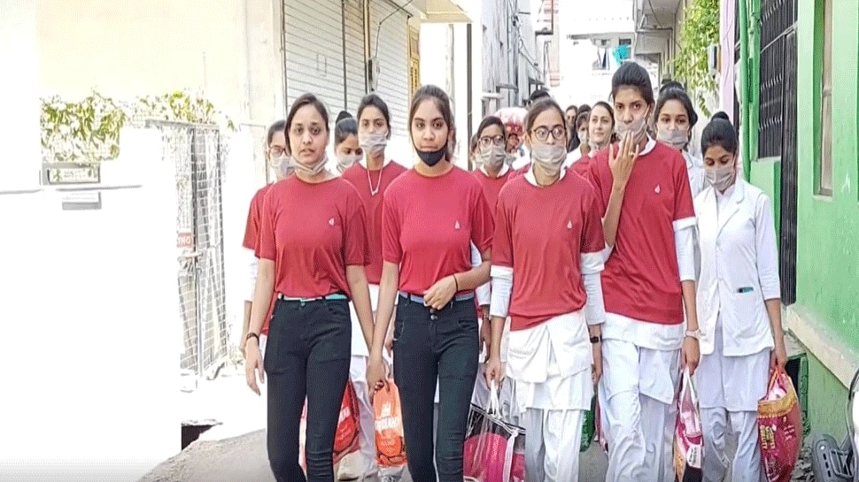 रतलाम की इस बेटी को जिन पैसों से खरीदनी थी साइकिल, उनसें महिलाओं को बांटी सबसे जरूरी चीज