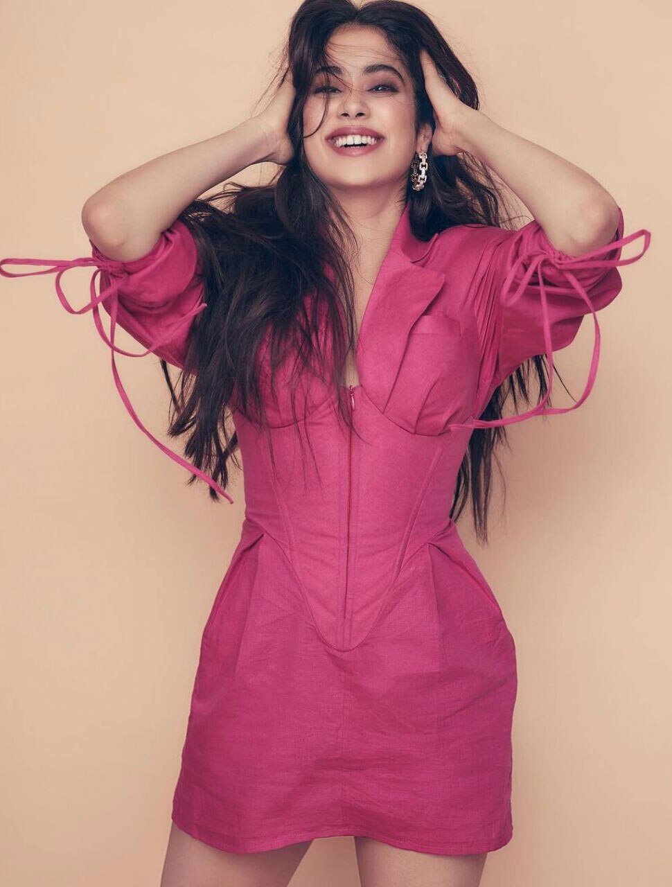 स्क्रीनिंग की हैं तस्वीरें Janhvi Kapoor