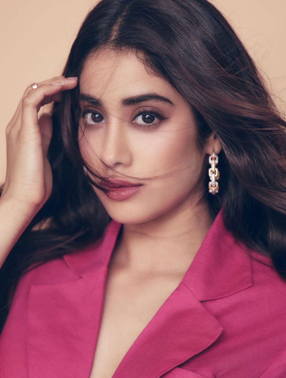 खुले लंबे बाल Janhvi Kapoor