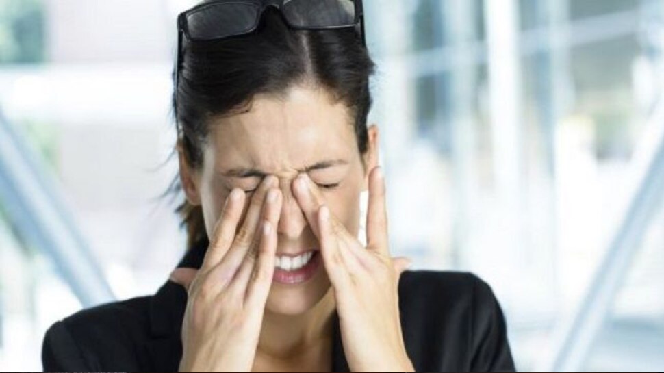 आंखों को रगड़ना या आंखों से पानी आना rubbing the eyes