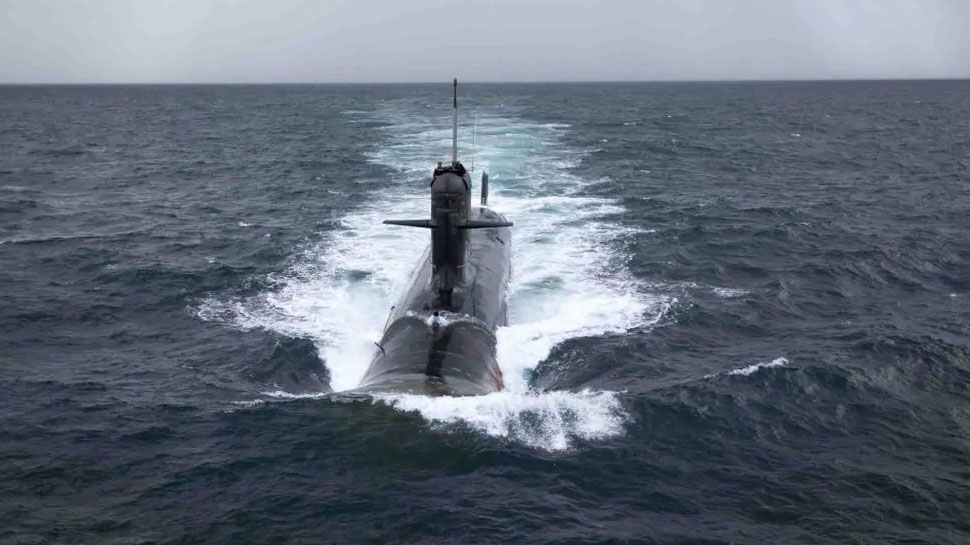 China-Pakistan पर भारत की नजर, Indian Navy के बेड़े में कल शामिल होगी खतरनाक INS Karanj पनडुब्बी