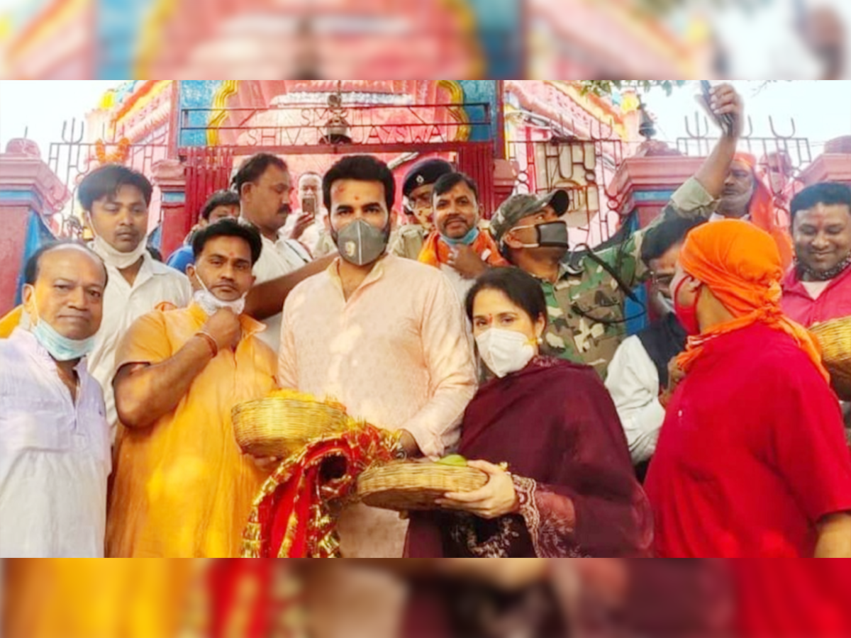 Zaheer Khan visits Chhinamastika temple along with wife Sagarika Ghatge
