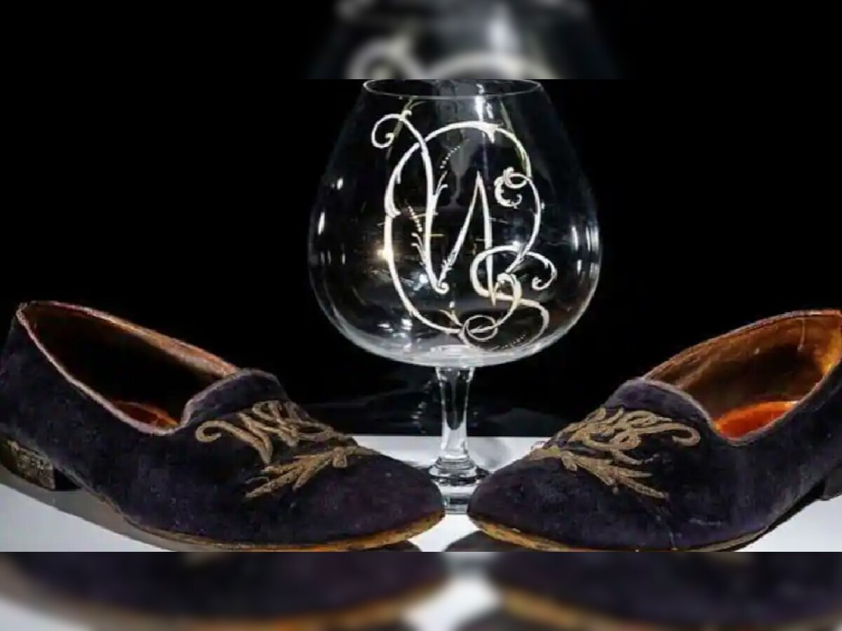 ब्रिटेन के पूर्व प्रधानमंत्री सर विंस्टन चर्चिल के खास जूते और शराब का गिलास. 