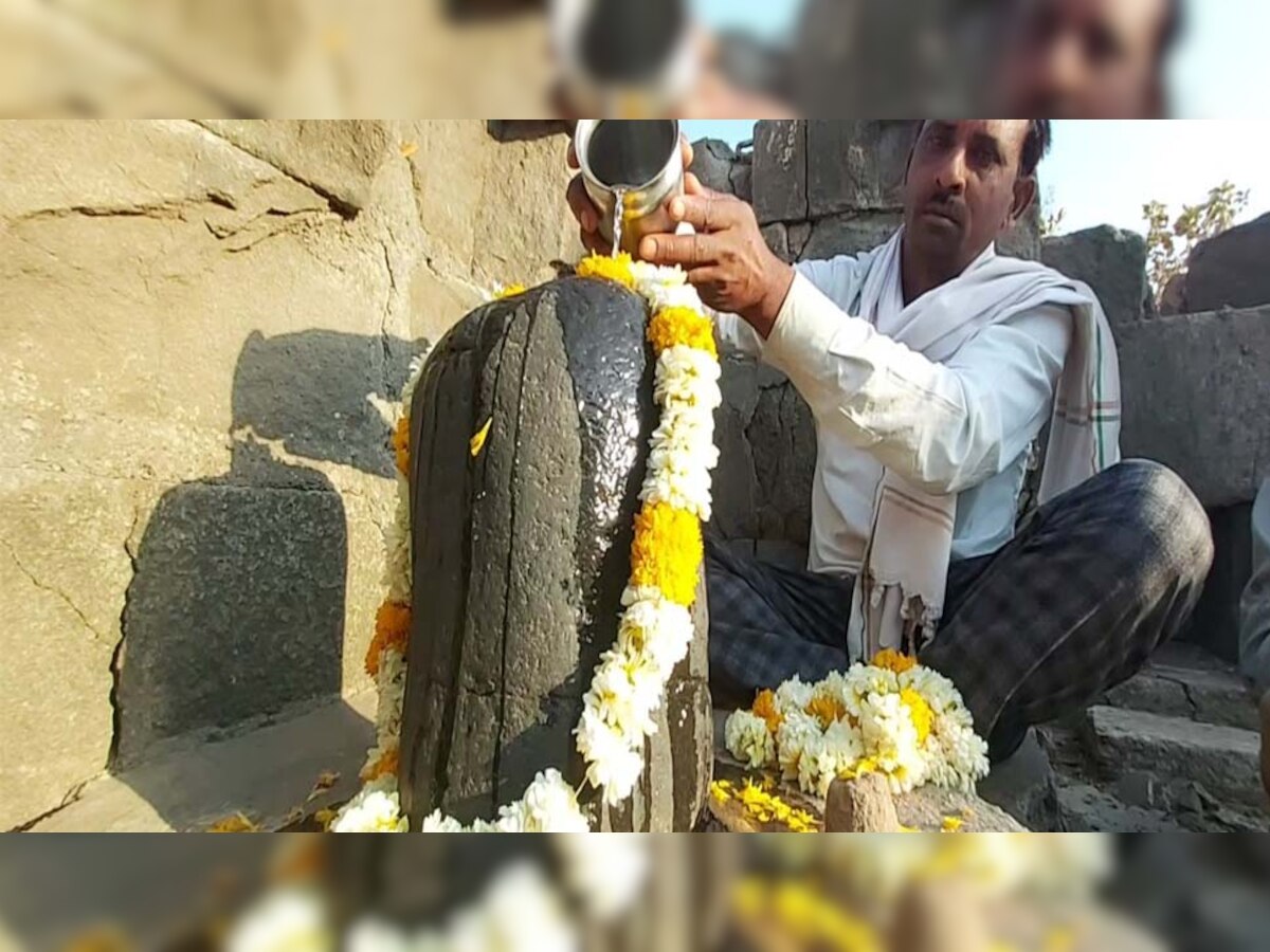 जलाभिषेक करता भक्त