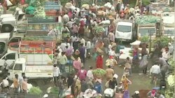 Nagpur में Lockdown से पहले बाज़ारों में उमड़ा लोगों का हुजूम, नहीं थम रहे मामला