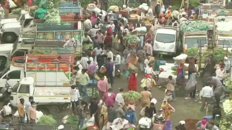 Nagpur में Lockdown से पहले बाज़ारों में उमड़ा लोगों का हुजूम, नहीं थम रहे कोरोना के मामले Nagpur में Lockdown से पहले बाज़ारों में उमड़ा लोगों का हुजूम, नहीं थम रहे कोरोना के मामले