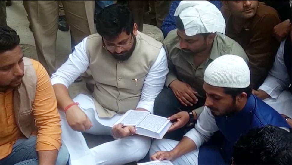 Waseem Rizvi के घर के बाहर भारतीय इंसानियत फोरम के अध्यक्ष ने पढ़ा कुरान
