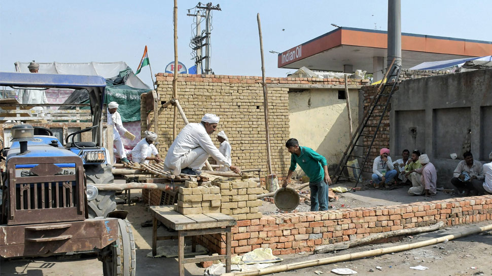 Delhi: किसानों ने बॉर्डर पर बनाने शुरू किए पक्के मकान, गर्मियों से बचने की थी तैयारी; दर्ज हुई FIR