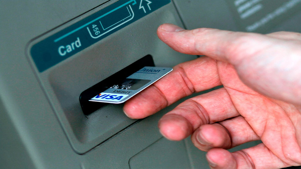 Maharashtra: ATM तोड़ रहे चोर को युवती ने पकड़वाया, Palghar Police ने किया अरेस्ट
