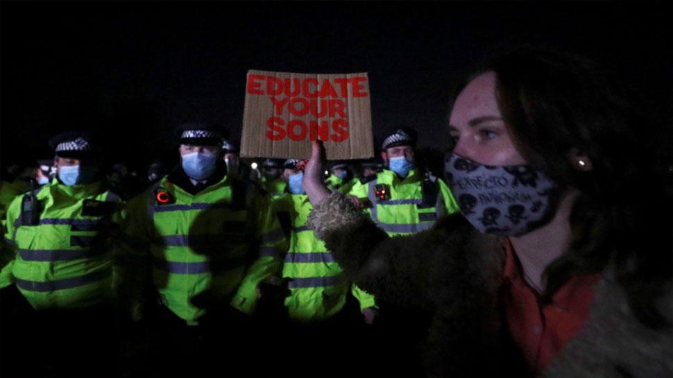UK: Sarah Everard के Murder के विरोध में भारी प्रदर्शन, Corona नियमों के उल्लंघन के चलते हुई Police से झड़प