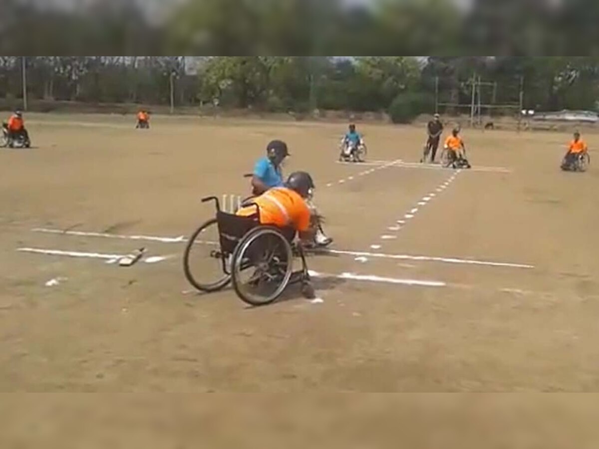 छत्तीसगढ़ में दिव्यांग क्रिकेटः Wheelchair पर बल्लेबाजों ने मारे चौके-छक्के, गेंदबाजों ने उड़ाईं गिल्लियां