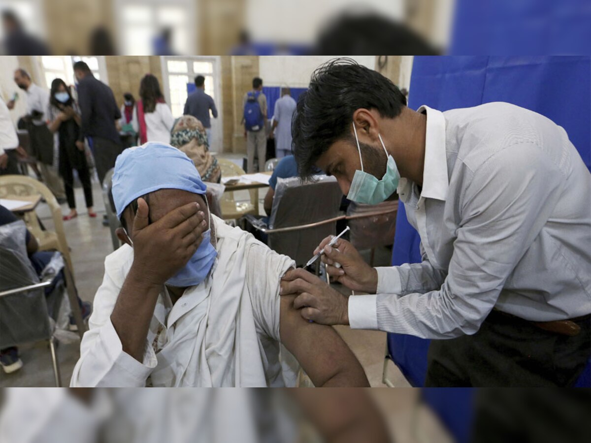 पाकिस्तान में चल रहा कोरोना वैक्सीनेशन (साभार PTI)
