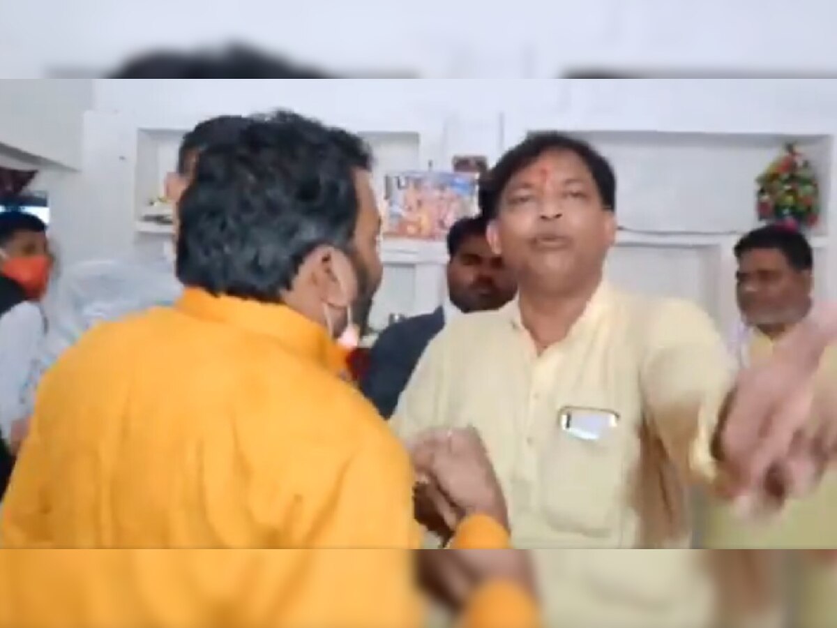 आपस में भिड़ते हरिओम शर्मा और योगेश पाल गुप्ता. (वीडियो ग्रैब इमेज)