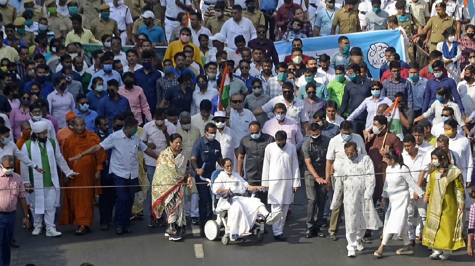 West Bengal Election में ममता की 'व्हीलचेयर' ने पकड़ी रफ्तार, रोड शो के बाद करेंगी जनसभा