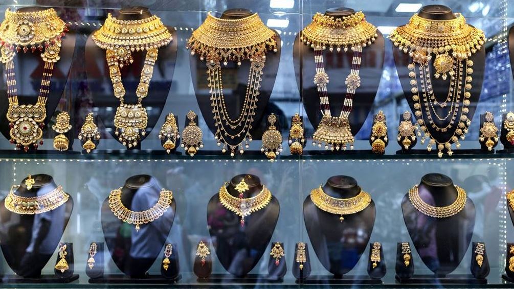 Gold Price: रिकॉर्ड 12,000 रुपये सस्ता हुआ सोना, क्या और गिरेगी कीमत?