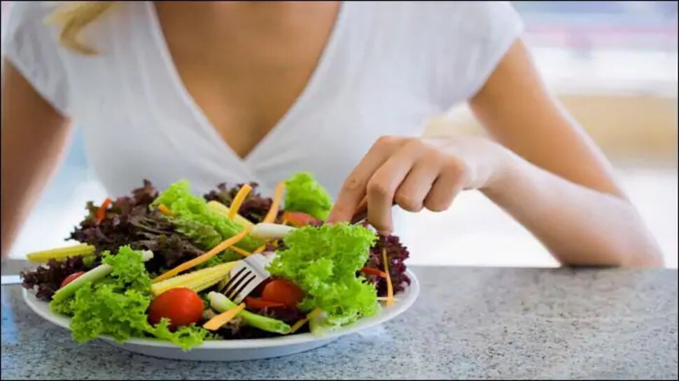 हेल्दी Salad भी सेहत को पहुंचा सकता है नुकसान अगर गलत समय पर खाया जाए!